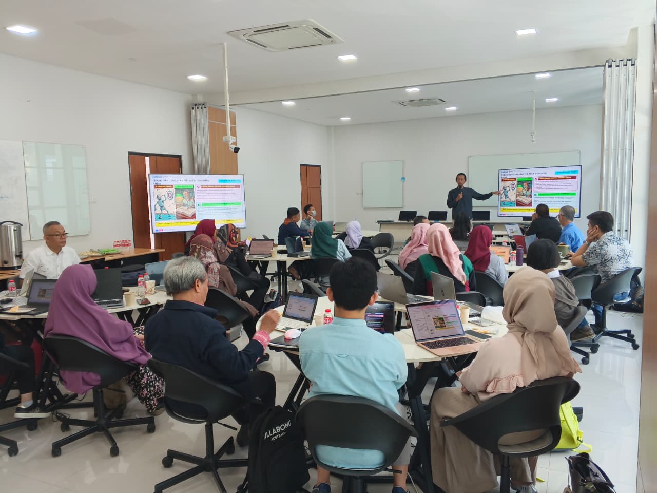 Pelatihan Gemini Notebook di Universitas Ekuitas: Akselerasi Proposal Riset Berbasis Sumber 1 Suasana Pelatihan Gemini Notebook Dosen Universitas Ekuitas